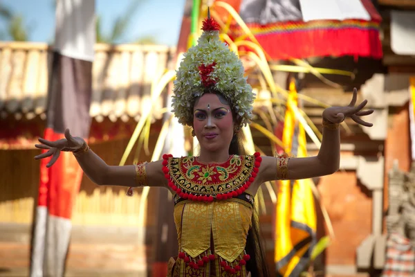 BALI, INDONESIA  APRIL 9: Young girl performs a classic national Balinese dance formal wear on April 9, 2012 on Bali, Indonesia. formal wear is very popular cultural show on Bali. — Stockfoto